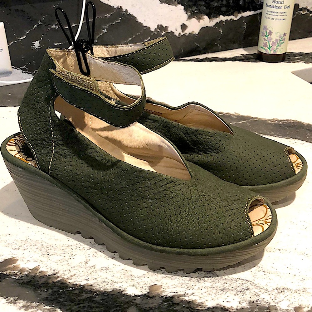 FLY LONDON EU 38 gorgeous muted moss w/ankle straps w/velcro closure like NEW!